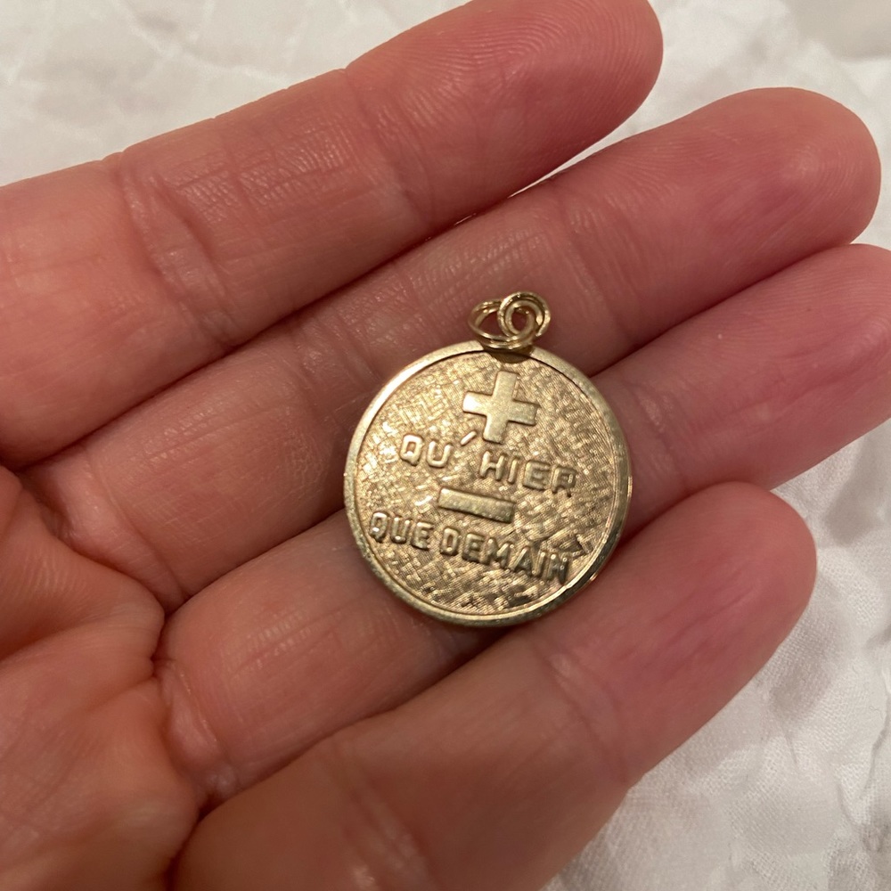 Que Hier charm 14k
